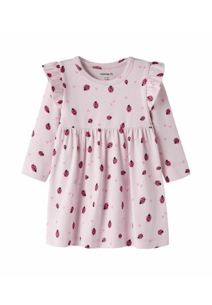 Roze babyjurk met lange mouwen en gerimpelde schouders, verspreide rode lieveheersbeestjes en kleine hartjesprints, geplooide taille, ronde halslijn.