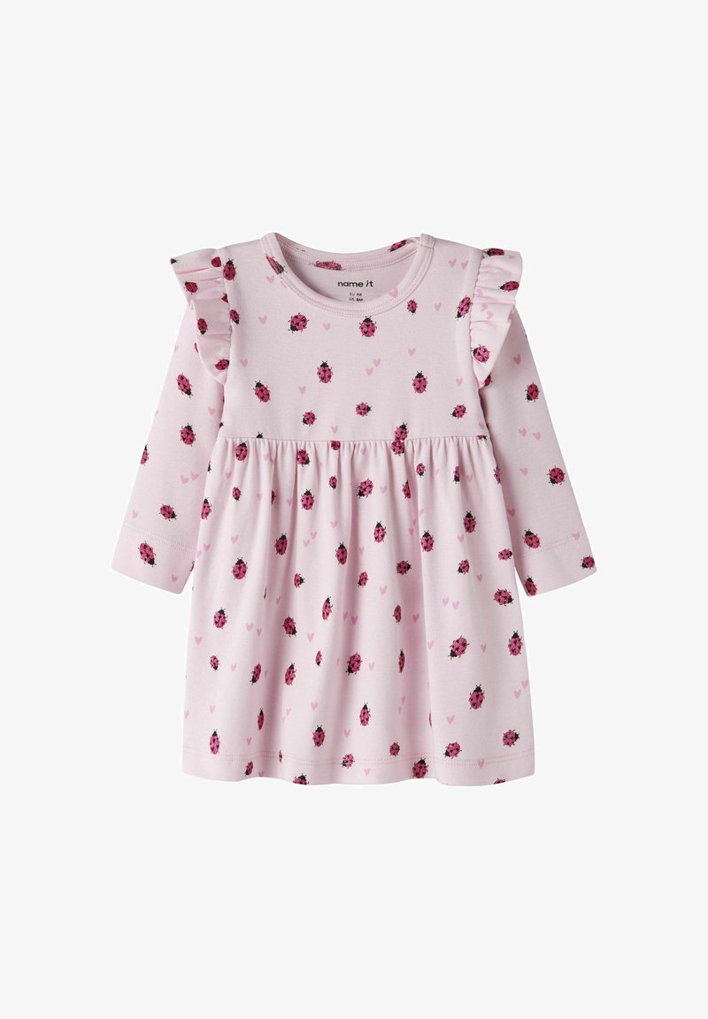 Robe bébé rose à manches longues avec épaules volantées, imprimés dispersés de coccinelles rouges et petits cœurs, taille froncée, encolure ronde.