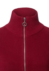 Dziergany sweter w głębokim czerwonym kolorze z wysokim kołnierzem i srebrnym zamkiem błyskawicznym, charakteryzujący się prążkowaną strukturą i dopasowanym fasonem.