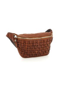 Borsa in pelle intrecciata marrone con zip argentata e tracolla regolabile su uno sfondo bianco.