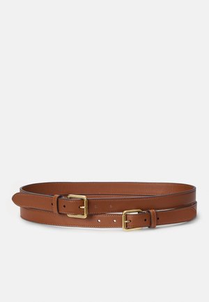 Deux ceintures en cuir marron avec des boucles dorées placées côte à côte sur un fond blanc.