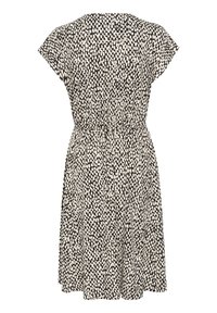 Czarna sukienka w białe plamki, z krótkimi rękawami typu cap, zaciśnięta w talii i z rozszerzającą się spódnicą, uszyta z lekkiego materiału.