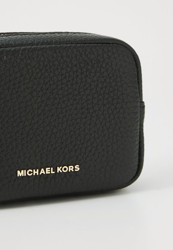 BRYANT CHAIN CHARM - Wallet3