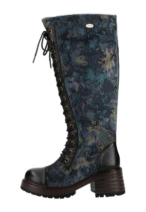 Botte haute à lacets en tissu foncé à motif floral, bout et talon noirs, semelle et talon épais brun texturé.