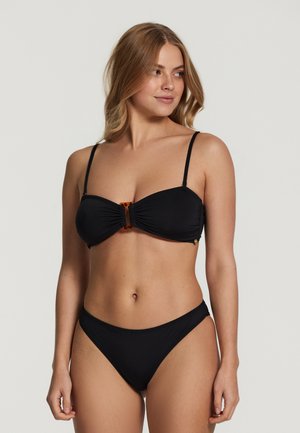 Musta bikinit, joissa on pehmeä, rypistetty kangas. Yläosa sisältää keskeisen oranssin yksityiskohdan; säädettävät hihnat. Alaosa tarjoaa klassisen korkean leikkauksen.