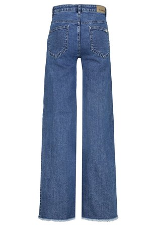 Jean bleu taille haute à jambes larges, avec poches arrière, passants de ceinture et un petit patch en cuir sur la ceinture.