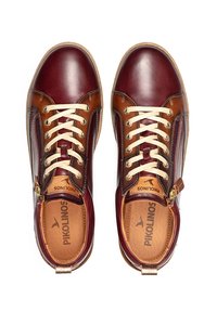 Zapatos deportivos de cuero marrón con acentos burdeos, con cordones beige y un zipper lateral. Material texturizado y diseño bicolor.