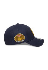 Námornícka modrá baseballová čiapka s ohnutým krempou, na ktorej je vyšitý zlatý logo "World Series" a emblém Dodgers po boku.