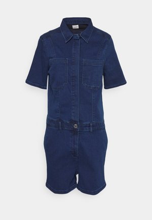 Macacão de ganga em azul escuro, com gola, mangas curtas, dois bolsos no peito e fecho de botão na cintura.