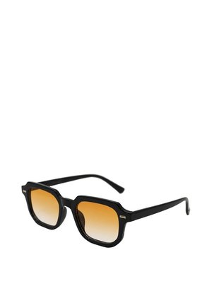 Schwarz umrandete Sonnenbrille mit quadratischen orangefarbenen Verlaufsgläsern und leicht dicken Bügeln vor weißem Hintergrund.
