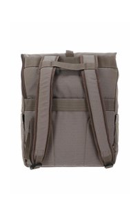 Sac à dos en tissu gris avec bretelles rembourrées réglables, poignée de transport supérieure et détails en mesh sur les côtés pour la ventilation.