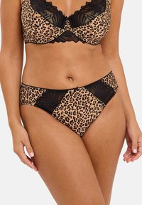 Un ensemble de lingerie imprimé léopard qui présente une palette de couleurs marron et noir, avec des accents en dentelle et une texture lisse. Le soutien-gorge possède un design structuré.
