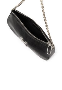 Borsa a pochette nera in pelle con zip argentata e tracolla a catena; presenta un design pulito con un piccolo logo sul davanti.