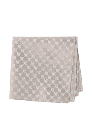 Beige gevouwen stof met een herhaald wit waaiervormig patroon, weergegeven tegen een witte achtergrond.