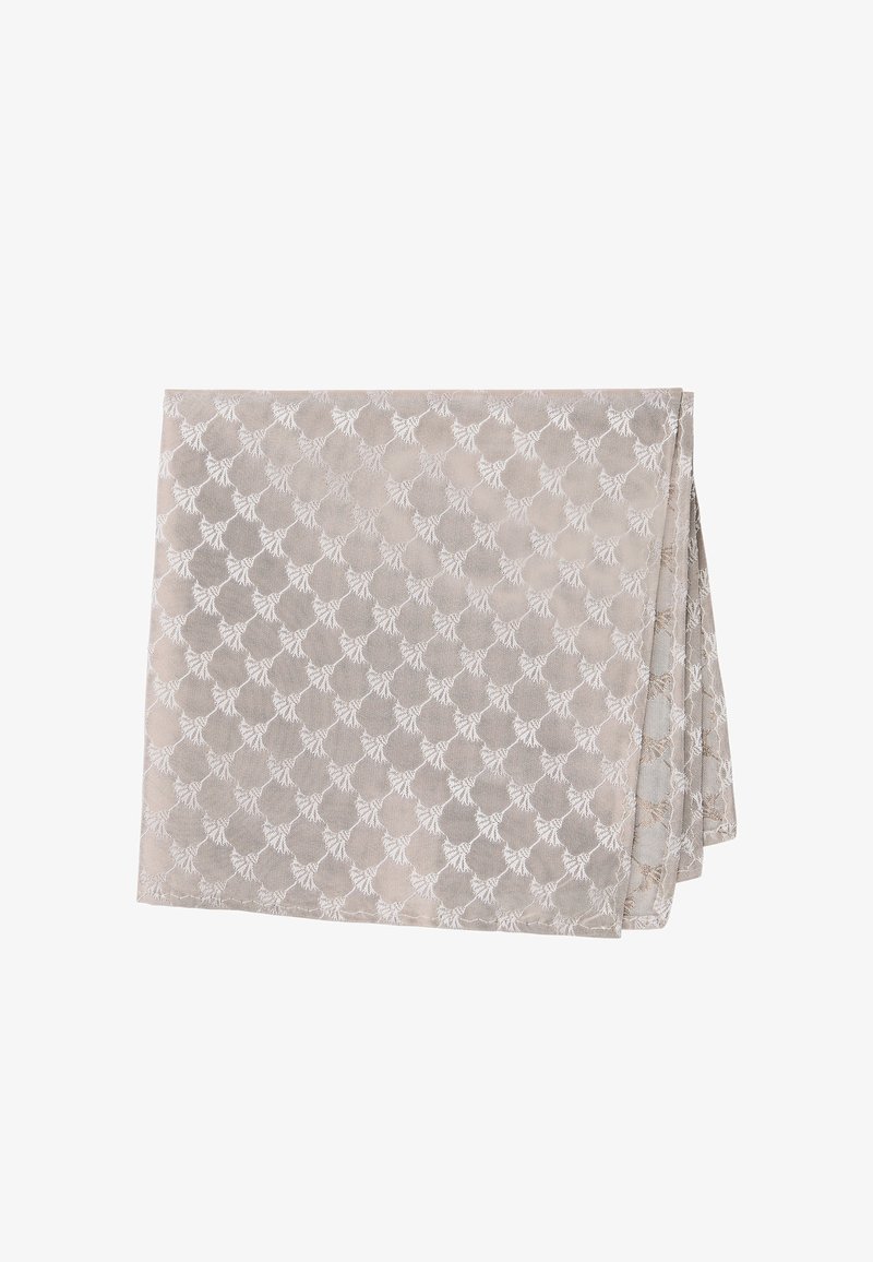 Beige gefalteter Stoff mit einem durchgehenden weißen fächerförmigen Muster, dargestellt vor weißem Hintergrund.