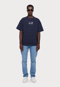 EA7 Emporio Armani UNISEX - Nyomott mintás póló - blue