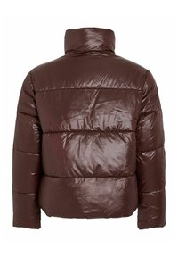 Smeđa puf jakna s sjajnom, glatkom teksturom. Ima visoki ovratnik i horizontalne kviltane dijelove, stvarajući kutijasti siluetu.