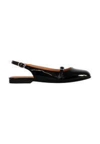 Scarpa slingback in vernice nera con punta arrotondata, tacco piatto e una cinturino decorativo con fibbia sulla parte superiore. Texture liscia.