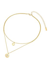 Guldtonet dobbeltlags halskæde med delikate kæder, en rund vedhæng med stjernedesign og en mindre stjernecharme som accent.