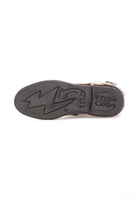 Suela de zapato de ante marrón con un patrón en zigzag, nombre de marca grabado "A.S. 98" y tamaño "37" visibles. Material de goma texturizada.