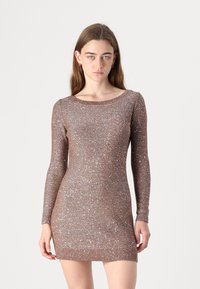 Vestido ajustado de manga longa em bronze metálico com uma textura cintilante, decote e punhos canelados, e uma bainha acima do joelho.
