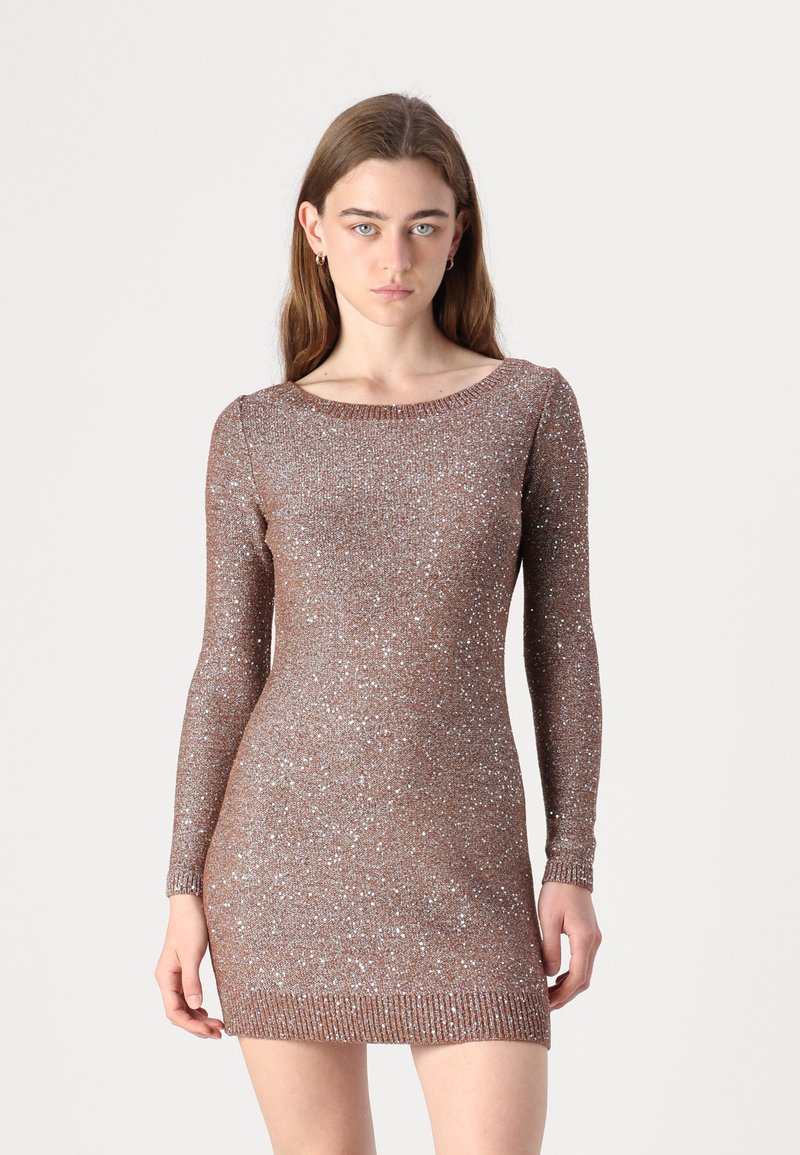 Vestido ajustado de manga longa em bronze metálico com uma textura cintilante, decote e punhos canelados, e uma bainha acima do joelho.