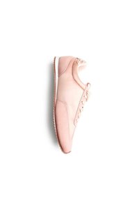 Baskets de sport rose clair avec un dessus lisse ressemblant à du cuir, fermeture à lacets et semelle en caoutchouc texturée. Présente des accents cousus et un bout arrondi.