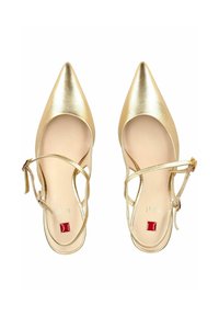 Een paar gouden platte schoenen met spitse neus en slingback-ontwerp, voorzien van dunne enkelbandjes en een klein vierkant rode logo op beige binnenzolen.