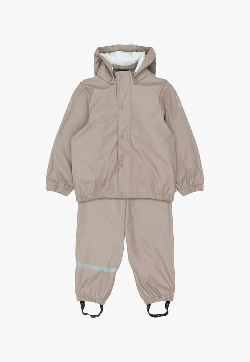 Veste imperméable beige avec capuche et poignets élastiques, associée à un pantalon assorti doté d'une bande réfléchissante et de bretelles ajustables.