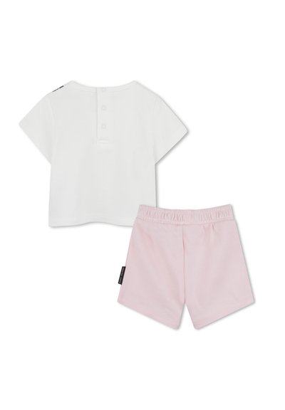 Witte korte mouwen shirt met drie knopen aan de achterkant, gecombineerd met roze korte broek met elastische taille. Katoenen stof, casual pasvorm.