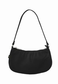 Mala de ombro em nylon preto com design curvo, perfil fino, fecho de correr e uma única alça ajustável. Textura minimalista e suave.