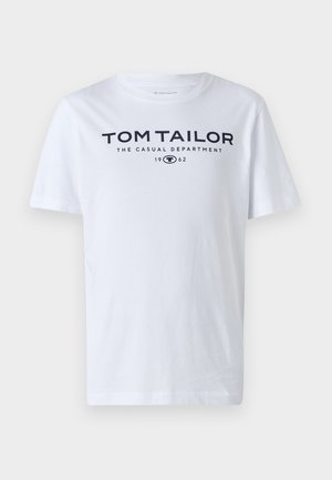 T-shirt bianco in cotone con collo tondo, maniche corte e testo blu navy che recita "TOM TAILOR THE CASUAL DEPARTMENT 1962."