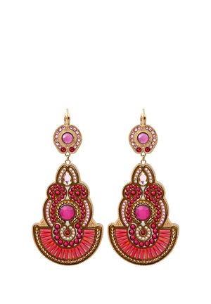 Boucles d'oreilles dorées avec des motifs intriqués, ornées de pierres précieuses roses et d'accents. Le design comprend des formes circulaires et en éventail, ajoutant de la texture.