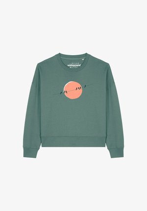 Groene sweatshirt met een ronde hals en lange mouwen, met een grafisch ontwerp van een roze zon en zwarte vogels op een draad. Zachte textuur, vrijstaande pasvorm.