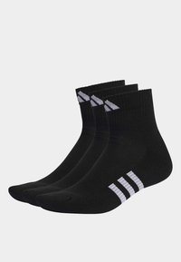 Calcetines deportivos negros con un diseño acanalado, que presentan tres rayas blancas en el tobillo y tres en la planta. Vendidos en un paquete de tres.