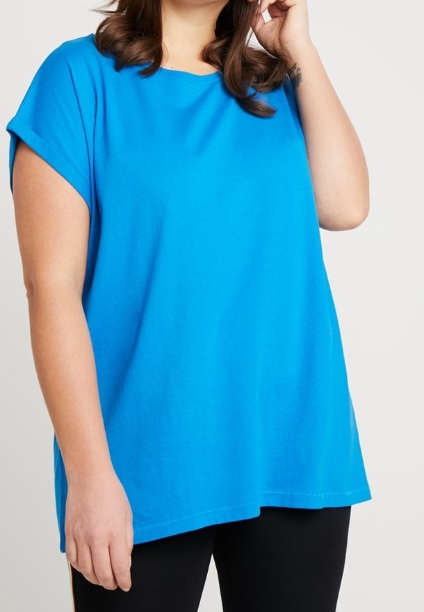 T-shirt bleu à manches courtes en coton. Il présente un col rond et une coupe décontractée, avec une texture lisse et un design minimaliste.