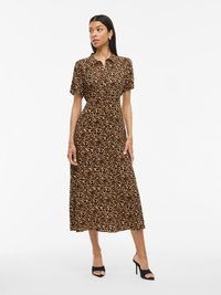 Rochie midi cu imprimeu de leopard, cu mâneci scurte, guler și talie strânsă. Confectionată dintr-un material ușor, cu o siluetă fluidă.
