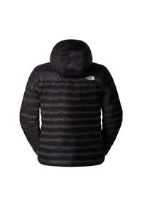Veste noire isolée à capuche avec matelassage horizontal et logo The North Face sur le haut du dos côté droit.