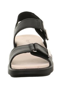 Schwarze Leder-Sandale mit verstellbaren Riemen, silbernen Hardware-Akzenten und einer gepolsterten beigen Innensohle, ausgestattet mit einer flachen, stabilen Sohle.
