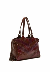 Borsa a mano in pelle color bordeaux e marrone, con motivo a zigzag, doppio manico e un dettaglio a nappina sul lato. Texture liscia.