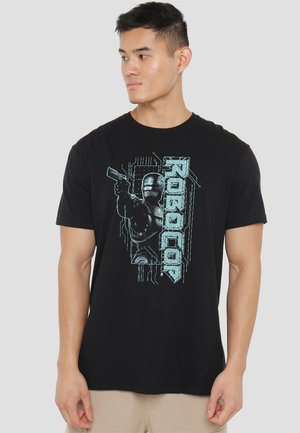 Schwarzes Baumwoll-T-Shirt mit einem grafischen Druck eines Roboters, der mit hellblauen Akzenten und Schaltkreis-Mustern auf der Vorderseite versehen ist.