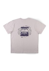 Ανοιχτό γκρι μπλουζάκι με αφηρημένο κυκλικό μαύρο και μοβ γραφικό και τις λέξεις "ΓΙΑ ΜΕΝΑ" επαναλαμβανόμενες γύρω από το σχέδιο στην πλάτη.