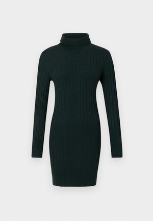Vestido de punto trenzado en un verde oscuro, con mangas largas y cuello alto ajustado, sobre un fondo liso.