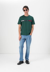 Tommy Hilfiger CHEST INSERT TEE - T-shirt imprimé - ornamental green