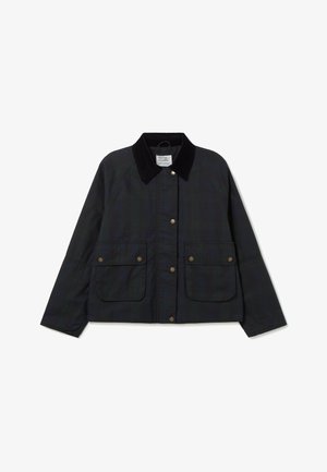 Chaqueta de cuadros oscuros con un cuello de pana, botones a presión dorados y dos bolsillos frontales. Fabricada con tejido duradero, cuenta con un corte relajado.