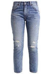 Jean en denim bleu clair avec déchirures usées aux deux genoux, style classique à cinq poches et fermeture par bouton à la taille.