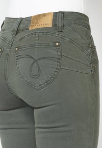 Koroshi BELL  - Šiek tiek platėjantys apačioje džinsai - kaki   khaki