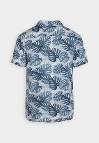 Camicia a maniche corte in tessuto leggero con un motivo di foglie tropicali blu e bianche, dotata di colletto classico e orlo dritto.