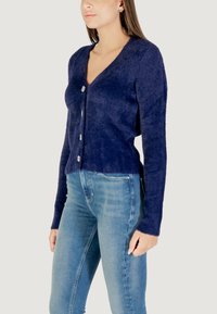Cardigan lavorato a maglia blu navy con scollo a V, maniche lunghe e cinque bottoni; tessuto testurizzato con una leggera lucentezza; design corto.
