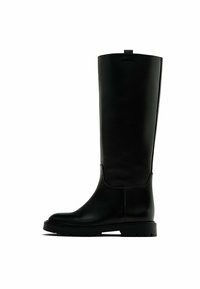 Botte haute en cuir noir jusqu'au genou avec un bout rond, une semelle épaisse et un design minimaliste. Texture lisse et petite languette de traction en haut.